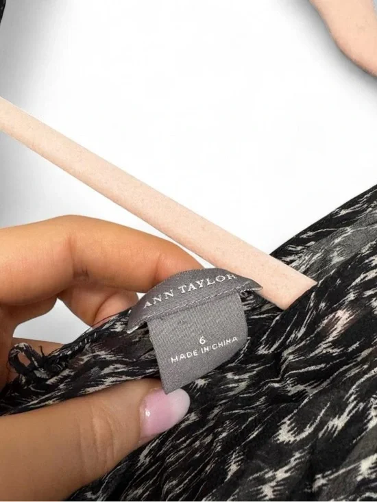 Ann Taylor 100% Silk Sleeveless V-Neck Top Abstract Black White Print Size 6 - Picture 2 of 7